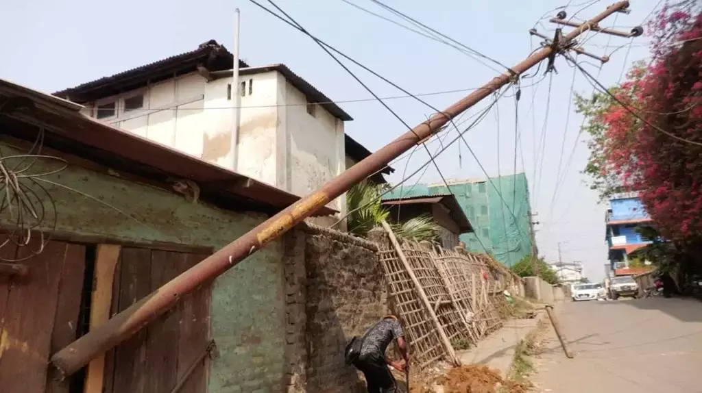 इंडस्ट्रियल एस्टेट Colony में गाड़ी ने बिजली का खंभा गिरा दिया इंडस्ट्रियल एस्टेट Colony में गाड़ी ने बिजली का खंभा गिरा दिया
