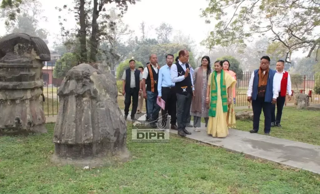 राज्य मंत्री Nimuben ने दीमापुर में कछारी खंडहर और दुर्गा मंदिर का दौरा किया राज्य मंत्री Nimuben ने दीमापुर में कछारी खंडहर और दुर्गा मंदिर का दौरा किया