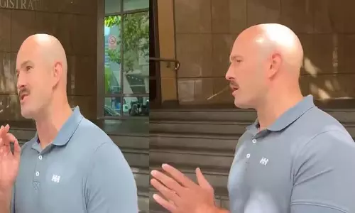 Neo-Nazi एक्टिविस्ट थॉमस सेवेल की नस्लवादी टिप्पणी से गुस्सा भड़क गया Neo-Nazi एक्टिविस्ट थॉमस सेवेल की नस्लवादी टिप्पणी से गुस्सा भड़क गया