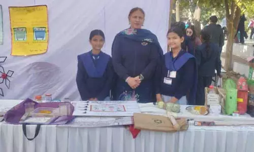 Kot Khalsa के सरकारी स्कूल की लड़की ने स्टेट साइंस एग्ज़िबिशन में अच्छा प्रदर्शन किया Kot Khalsa के सरकारी स्कूल की लड़की ने स्टेट साइंस एग्ज़िबिशन में अच्छा प्रदर्शन किया