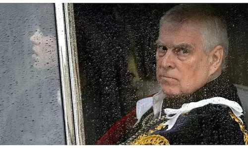Prince Andrew पर जेफरी एपस्टीन के करीब रहने के लिए सरकारी संसाधनों का इस्तेमाल करने का आरोप Prince Andrew पर जेफरी एपस्टीन के करीब रहने के लिए सरकारी संसाधनों का इस्तेमाल करने का आरोप