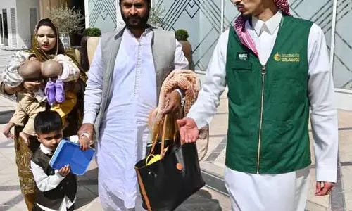 Saudi Arabia पहुंचे पाकिस्तानी जुड़वा बच्चे, अलग करने की सर्जरी की संभावना जांची जाएगी Saudi Arabia पहुंचे पाकिस्तानी जुड़वा बच्चे, अलग करने की सर्जरी की संभावना जांची जाएगी