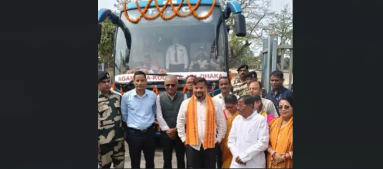 Tripura: 15 महीने के सस्पेंशन के बाद ढाका मार्ग पर बस सेवा का पुन; संचालन Tripura: 15 महीने के सस्पेंशन के बाद ढाका मार्ग पर बस सेवा का पुन; संचालन