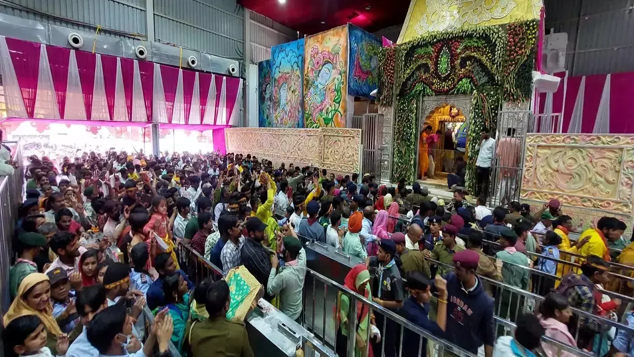 Jaipur: खाटू श्याम मंदिर में भक्तों का तांता Jaipur: खाटू श्याम मंदिर में भक्तों का तांता