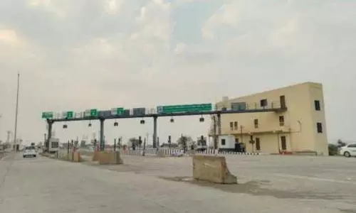 पुणे में गुस्सा: जलालवाड़ी Toll Plaza पर पूरी तरह से टोल माफ करने की मांग पुणे में गुस्सा: जलालवाड़ी Toll Plaza पर पूरी तरह से टोल माफ करने की मांग