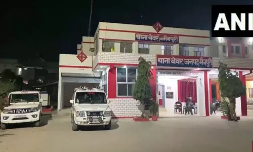 Mainpuri में परीक्षा व्यवस्था पर सवाल, स्कूल परिसर के बाहर लिखी जा रही थीं उत्तर पुस्तिकाएं