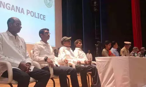 माओवादी नेता देवजी और संग्राम ने DGP के सामने सरेंडर किया माओवादी नेता देवजी और संग्राम ने DGP के सामने सरेंडर किया