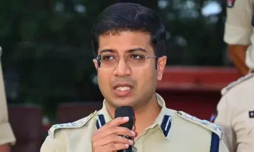Kurnool पुलिस ने बेरोज़गार युवाओं को नौकरी के जालसाज़ों से सावधान रहने की चेतावनी दी Kurnool पुलिस ने बेरोज़गार युवाओं को नौकरी के जालसाज़ों से सावधान रहने की चेतावनी दी
