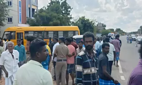 तमिलनाडु: Ramanathapuram में टिपर ट्रक की टक्कर से स्कूल बस में 30 से अधिक लोग घायल तमिलनाडु: Ramanathapuram में टिपर ट्रक की टक्कर से स्कूल बस में 30 से अधिक लोग घायल