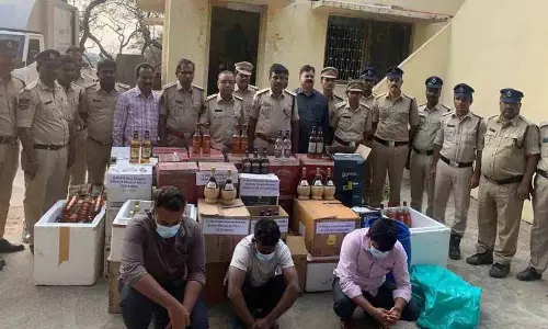Medak Excise ने मारेडी बायो पर छापा मारा, 783 शराब की बोतलें जब्त कीं Medak Excise ने मारेडी बायो पर छापा मारा, 783 शराब की बोतलें जब्त कीं