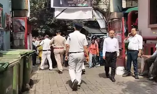 Bomb Threats के बाद पुलिस ने कोर्ट खाली कराए और तलाशी ली