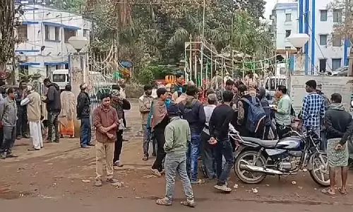 Kharagpur Shock: मानसिक रूप से विक्षिप्त युवक को बिजली के खंभे से बांधकर पीटा गया Kharagpur Shock: मानसिक रूप से विक्षिप्त युवक को बिजली के खंभे से बांधकर पीटा गया