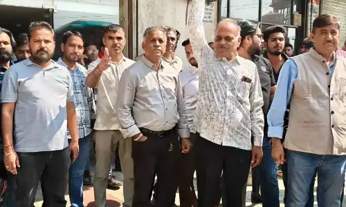 Jaipur: टैक्सी चालकों की हड़ताल से संकट Jaipur: टैक्सी चालकों की हड़ताल से संकट