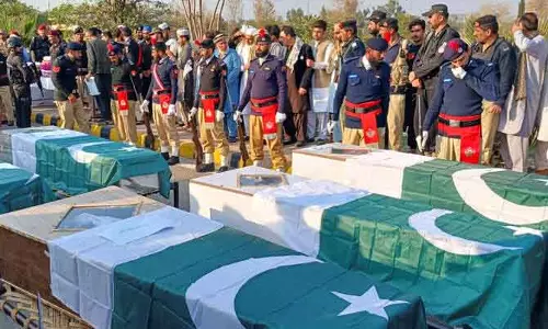Pakistan में संदिग्ध आतंकवादियों के हमलों में 9 मरे, कई घायल Pakistan में संदिग्ध आतंकवादियों के हमलों में 9 मरे, कई घायल