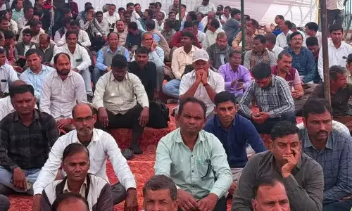 Jaipur: नियमितीकरण की मांग पर सड़क पर उतरे कार्मिक Jaipur: नियमितीकरण की मांग पर सड़क पर उतरे कार्मिक