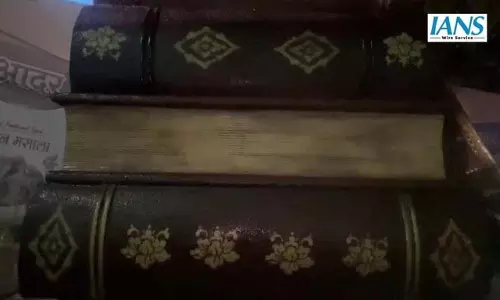 CM निवास में वेद और वीणा की सजावट, धार्मिक और सांस्कृतिक सुंदरता बढ़ी CM निवास में वेद और वीणा की सजावट, धार्मिक और सांस्कृतिक सुंदरता बढ़ी