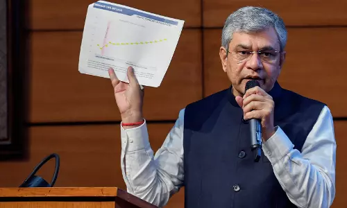 Ashwini Vaishnav ने मर्क सेमीकंडक्टर सहयोग पर चर्चा की