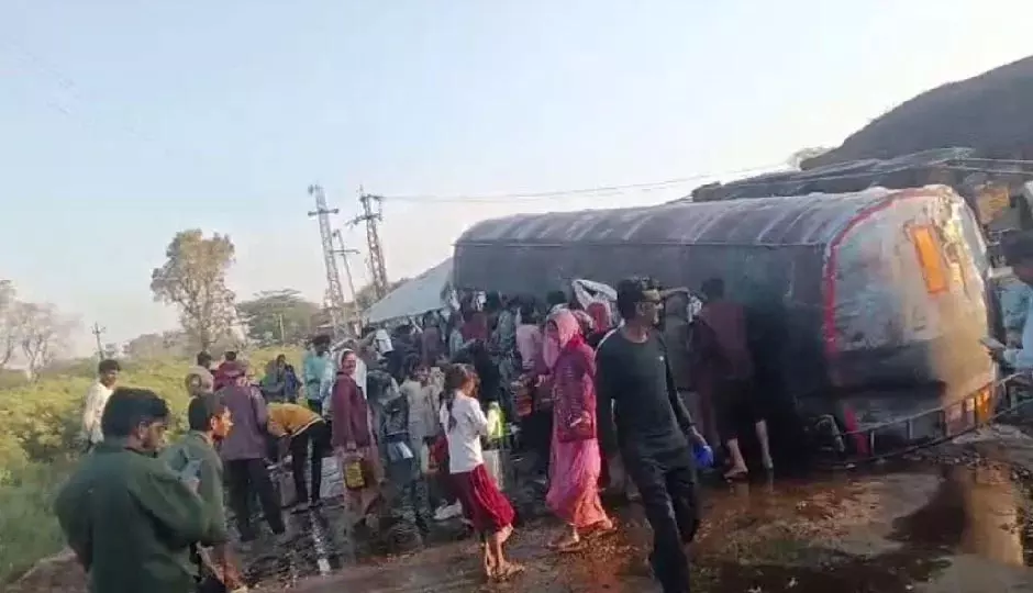 Rajasthan :जानवर को बचाने की कोशिश में पलटा तेल टैंकर Rajasthan :जानवर को बचाने की कोशिश में पलटा तेल टैंकर