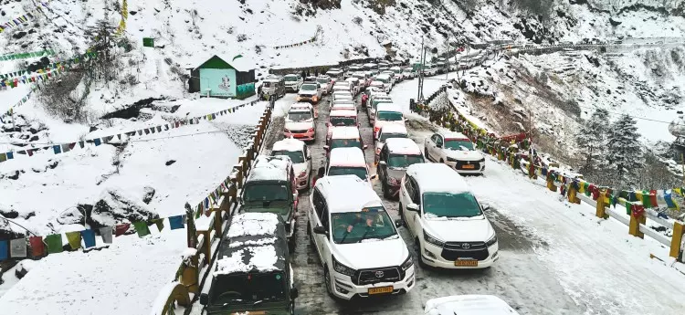 GANGTOK: भारतीय सेना ने पूर्वी सिक्किम में फंसे पर्यटकों को बचाया GANGTOK: भारतीय सेना ने पूर्वी सिक्किम में फंसे पर्यटकों को बचाया