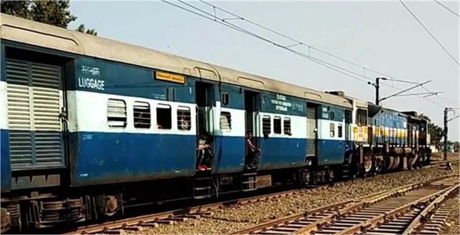 Jammu-Kashmir: टिकट चेकिंग के दौरान हुआ खुलासा,फर्जी टी.टी.ई. गिरफ्तार, Jammu-Kashmir: टिकट चेकिंग के दौरान हुआ खुलासा,फर्जी टी.टी.ई. गिरफ्तार,