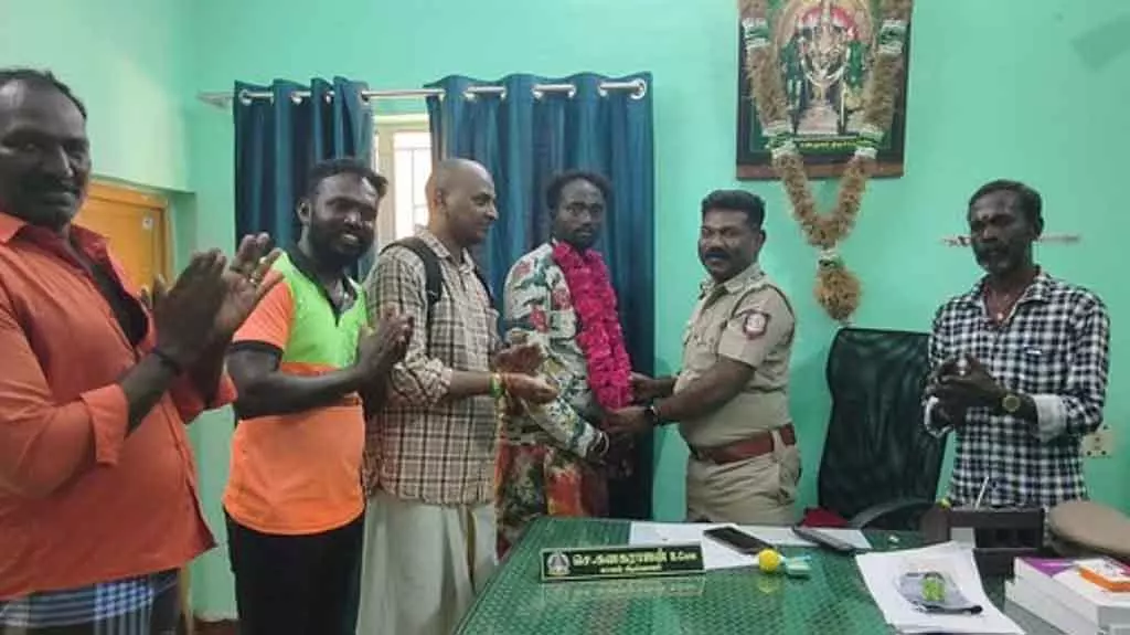 Tiruchendur समुद्र में श्रद्धालु की खोई हुई सोने की चेन मजदूर को मिली Tiruchendur समुद्र में श्रद्धालु की खोई हुई सोने की चेन मजदूर को मिली