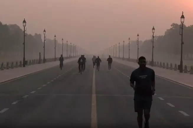 Delhi में हवा की सेहत बिगड़ी, कई इलाकों में AQI ‘बहुत खराब’ श्रेणी में Delhi में हवा की सेहत बिगड़ी, कई इलाकों में AQI ‘बहुत खराब’ श्रेणी में