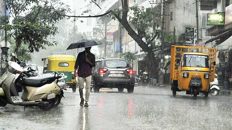 Hyderabad में अचानक हुई बारिश से लोगों को गर्मी से राहत मिली Hyderabad में अचानक हुई बारिश से लोगों को गर्मी से राहत मिली