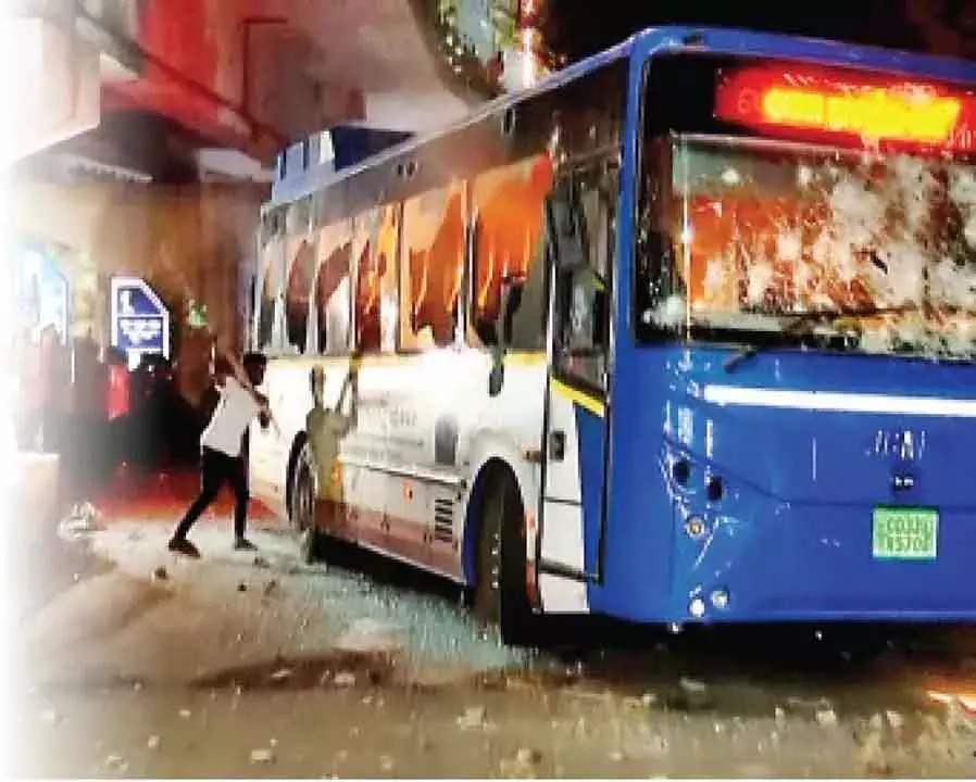 Bhubaneswar : सड़क दुर्घटना में एक व्यक्ति के घायल होने पर स्थानीय लोगों ने अमा बस में तोड़फोड़ की Bhubaneswar : सड़क दुर्घटना में एक व्यक्ति के घायल होने पर स्थानीय लोगों ने अमा बस में तोड़फोड़ की