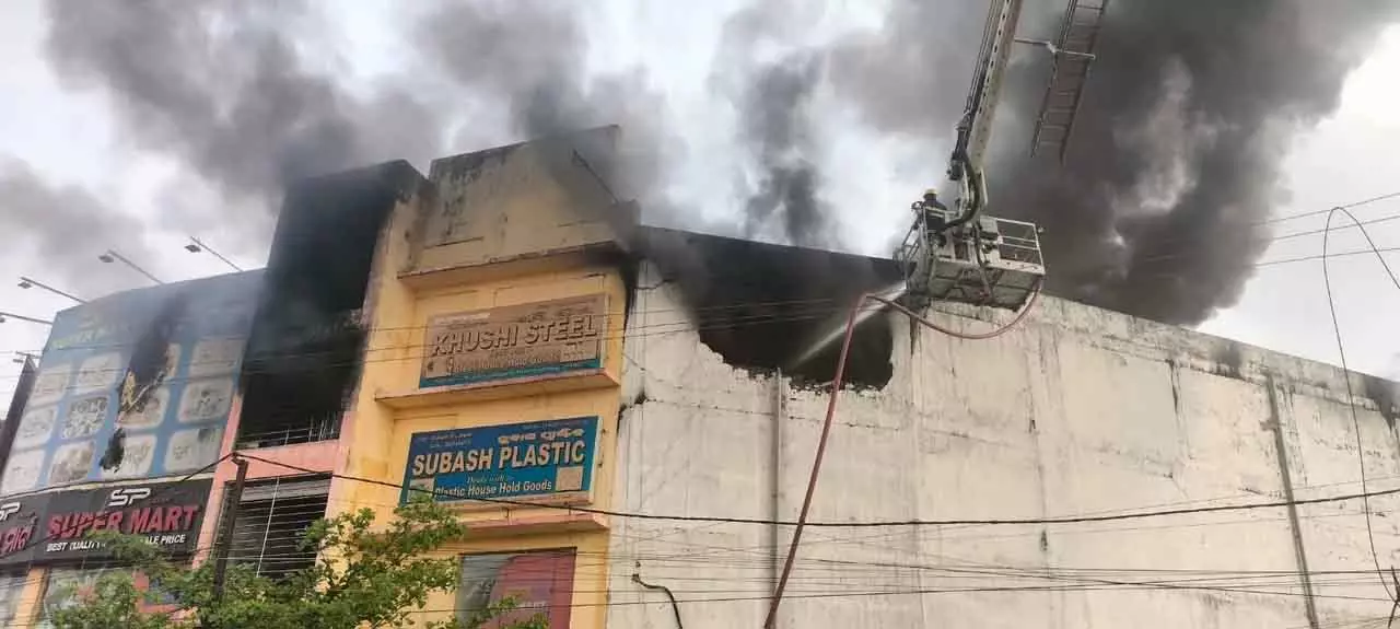 Bhubaneswar : लिंगीपुर के सुपरमार्केट में भीषण आग, लाखों की संपत्ति जलकर खाक Bhubaneswar : लिंगीपुर के सुपरमार्केट में भीषण आग, लाखों की संपत्ति जलकर खाक