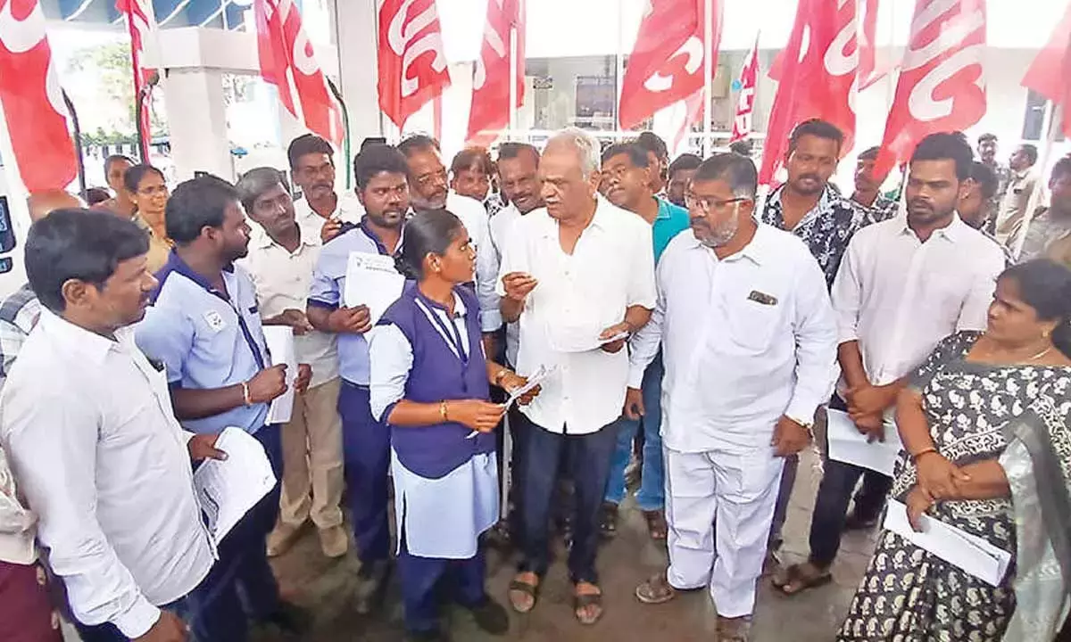CPI ने पेट्रोल पंप कर्मचारियों के लिए सामाजिक सुरक्षा की मांग की CPI ने पेट्रोल पंप कर्मचारियों के लिए सामाजिक सुरक्षा की मांग की