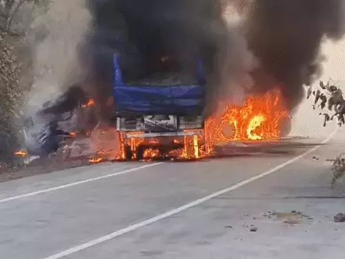 कोयला-सीमेंट लोड वाहनों के बीच टक्कर, आग लगने से जिंदा जला ड्राइवर कोयला-सीमेंट लोड वाहनों के बीच टक्कर, आग लगने से जिंदा जला ड्राइवर
