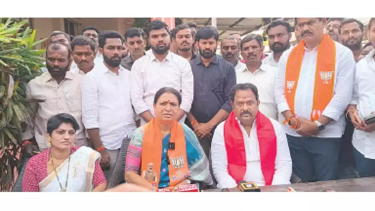 Telangana: अरुणा ने कामारेड्डी विधायक के आवास पर हमले की निंदा की Telangana: अरुणा ने कामारेड्डी विधायक के आवास पर हमले की निंदा की
