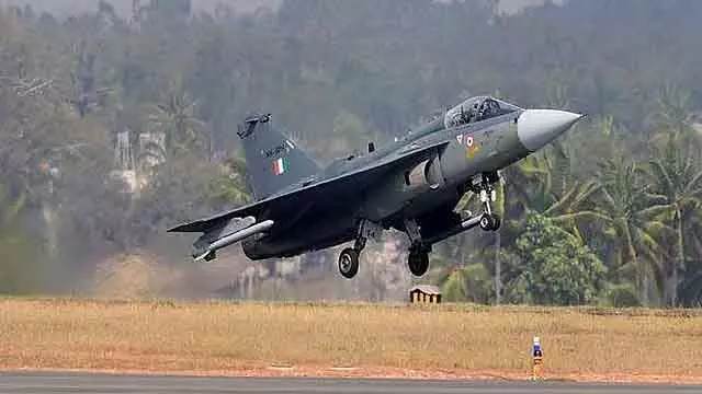 Tejas एयरक्राफ्ट क्रैश: तेजस फाइटर जेट की उड़ान पूरी तरह रुकी, IAF जांच करेगी Tejas एयरक्राफ्ट क्रैश: तेजस फाइटर जेट की उड़ान पूरी तरह रुकी, IAF जांच करेगी