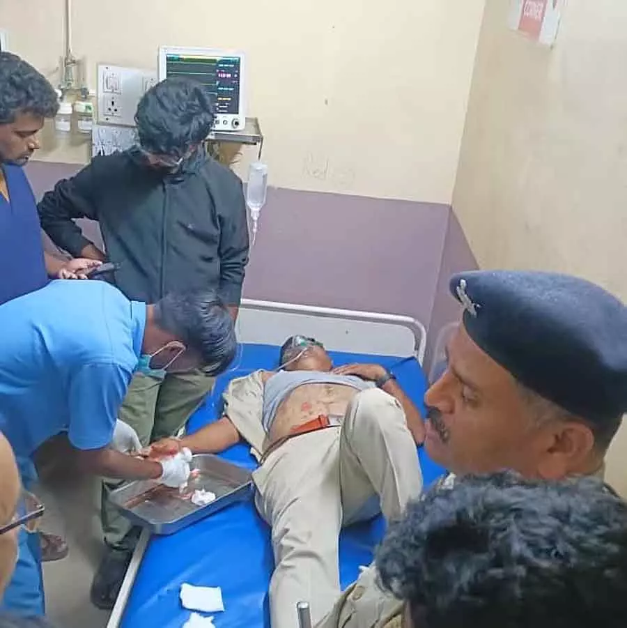 Dharwad : बूचड़खाने के पास एक सांड के मुक्के से इंस्पेक्टर प्रभु गंगोली घायल हो गए Dharwad : बूचड़खाने के पास एक सांड के मुक्के से इंस्पेक्टर प्रभु गंगोली घायल हो गए