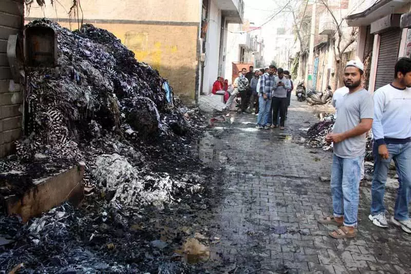 Ludhiana में कपड़े के गोदाम में आग लग गई Ludhiana में कपड़े के गोदाम में आग लग गई