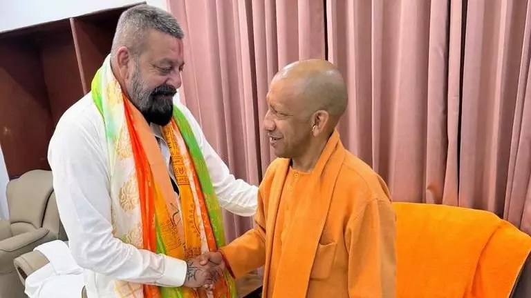 Lucknow: मंच पर साथ दिखे योगी और संजय दत्त Lucknow: मंच पर साथ दिखे योगी और संजय दत्त
