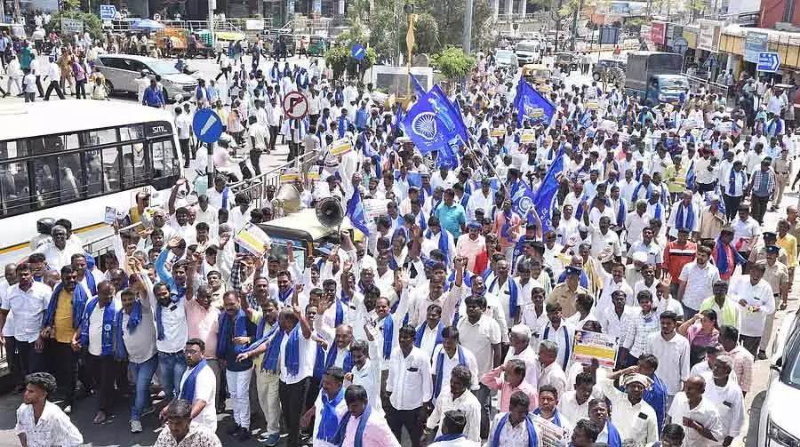 आंतरिक आरक्षण को पूरी तरह लागू करने की मांग: Tumkur में विशाल विरोध मार्च आंतरिक आरक्षण को पूरी तरह लागू करने की मांग: Tumkur में विशाल विरोध मार्च
