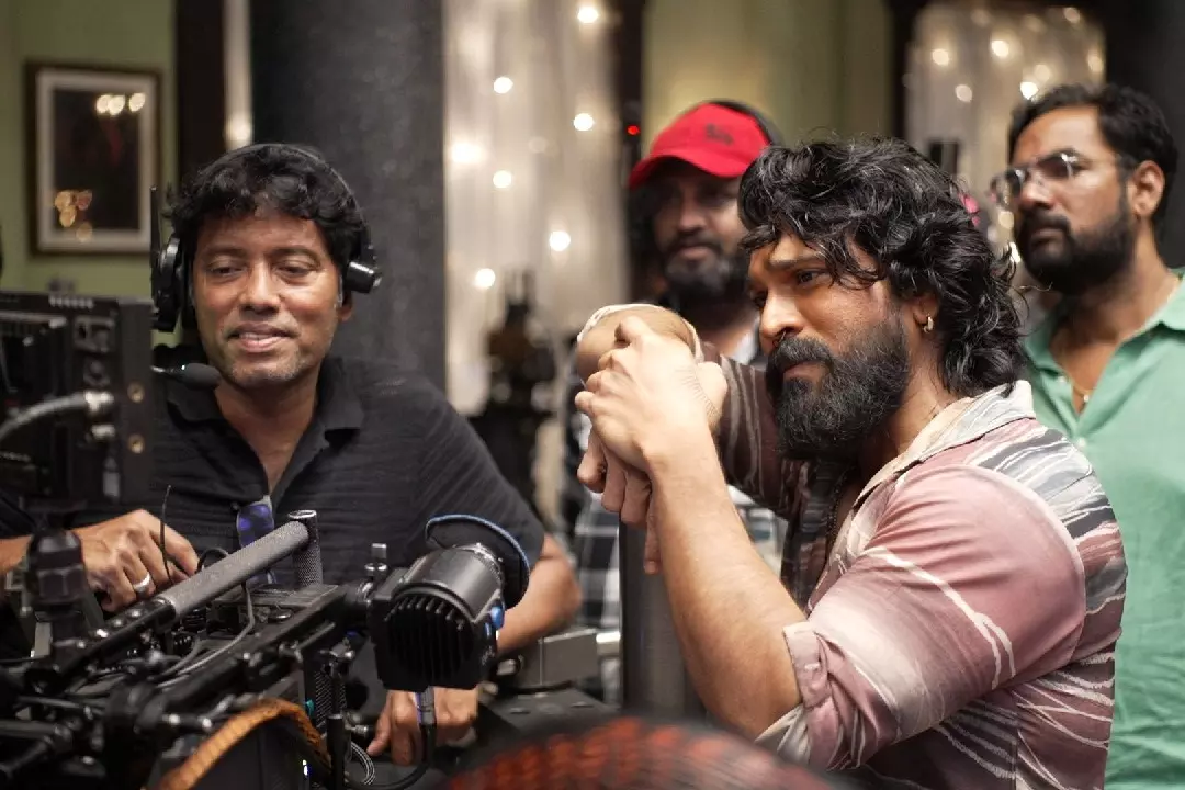 Ram Charan ने पेड्डी के कैमरामैन रत्नवेलु से कहा: आपका विज़न हर फ्रेम में जादू लाता Ram Charan ने पेड्डी के कैमरामैन रत्नवेलु से कहा: आपका विज़न हर फ्रेम में जादू लाता