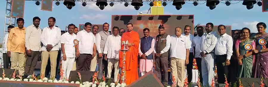 School Anniversary : प्रोग्रेसिव किसानों, रिटायर्ड सैनिकों, टीचरों को सम्मानित किया गया School Anniversary : प्रोग्रेसिव किसानों, रिटायर्ड सैनिकों, टीचरों को सम्मानित किया गया