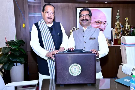झारखंड सरकार ने पेश किया 1.58 लाख करोड़ रुपये का बजट, केंद्र पर आर्थिक सहयोग में कमी का लगाया आरोप झारखंड सरकार ने पेश किया 1.58 लाख करोड़ रुपये का बजट, केंद्र पर आर्थिक सहयोग में कमी का लगाया आरोप