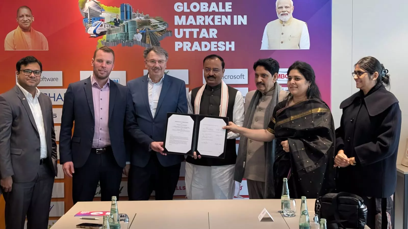 Lucknow: लॉजिस्टिक्स और डेटा सेंटर पर चर्चा Lucknow: लॉजिस्टिक्स और डेटा सेंटर पर चर्चा