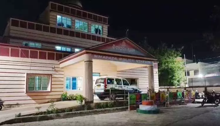 पुरी के Neemapara सब-जेल में महिला कैदी फांसी पर लटकी मिली, परिवार ने गड़बड़ी का आरोप लगाया पुरी के Neemapara सब-जेल में महिला कैदी फांसी पर लटकी मिली, परिवार ने गड़बड़ी का आरोप लगाया