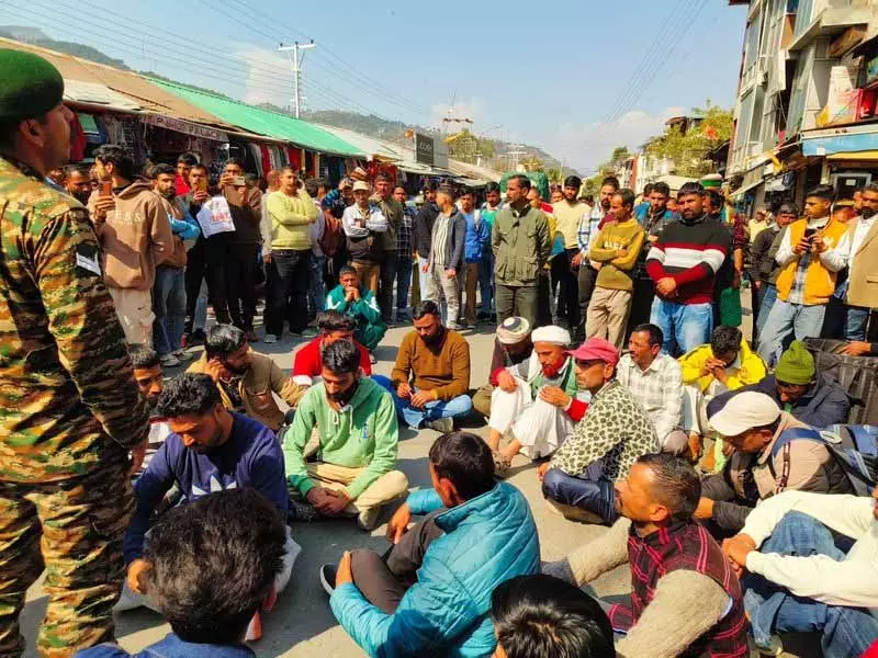 Chamba में 36 साल के युवक की ‘हत्या’ को लेकर परिवार ने किया विरोध प्रदर्शन Chamba में 36 साल के युवक की ‘हत्या’ को लेकर परिवार ने किया विरोध प्रदर्शन