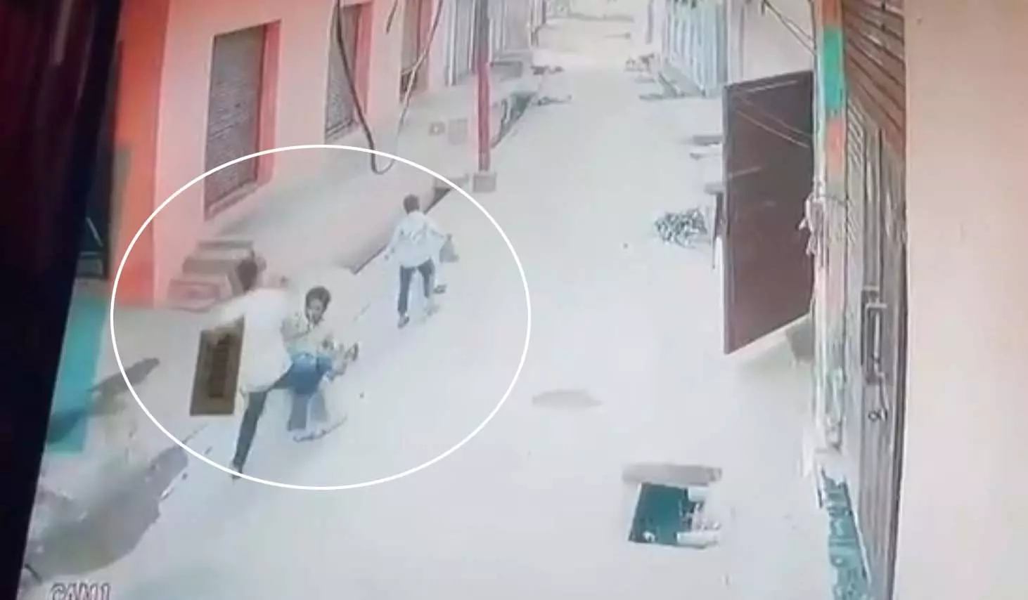 दिनदहाड़े मर्डर का LIVE वीडियो...CCTV में कैद हुए हमलावर दिनदहाड़े मर्डर का LIVE वीडियो...CCTV में कैद हुए हमलावर