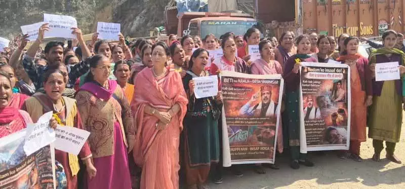 Kotli में महिलाओं ने प्रदर्शन किया, हत्या के मामले में मौत की सज़ा की मांग की Kotli में महिलाओं ने प्रदर्शन किया, हत्या के मामले में मौत की सज़ा की मांग की