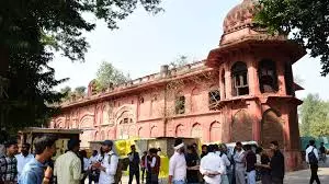 Lucknow: धार्मिक आयोजन को लेकर विवाद, विश्वविद्यालय परिसर में अफरा-तफरी Lucknow: धार्मिक आयोजन को लेकर विवाद, विश्वविद्यालय परिसर में अफरा-तफरी