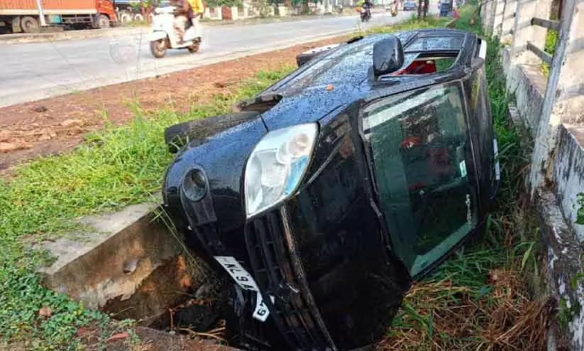 Kerala : लापरवाही से कार पलटी बचाने की कोशिश में कार की चपेट में आने से ऑटो ड्राइवर घायल Kerala : लापरवाही से कार पलटी बचाने की कोशिश में कार की चपेट में आने से ऑटो ड्राइवर घायल