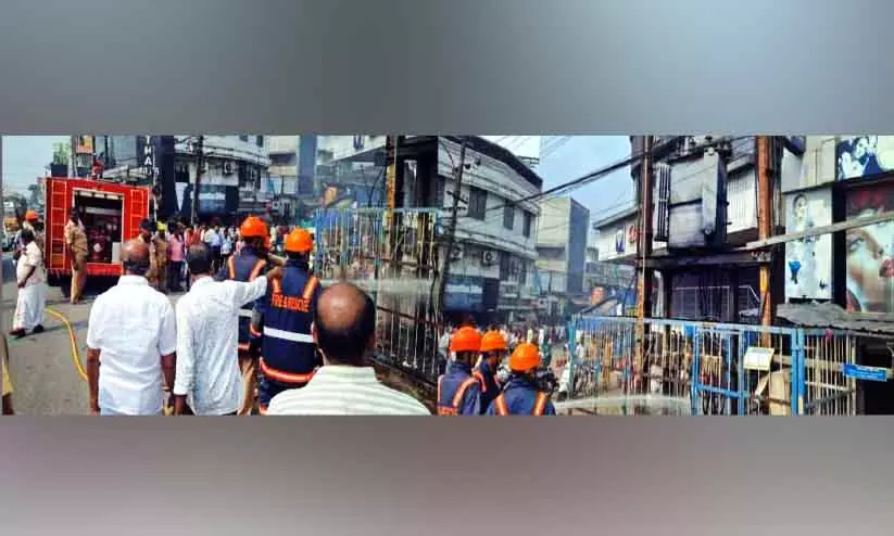 Kerala : अंगमाली शहर में ट्रांसफार्मर में आग लग गई Kerala : अंगमाली शहर में ट्रांसफार्मर में आग लग गई