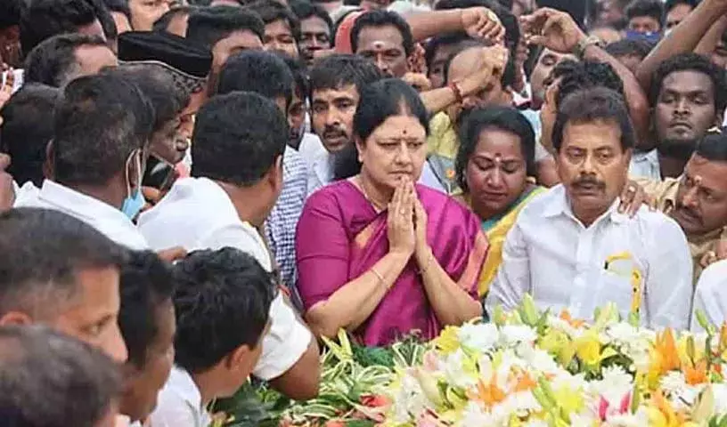 Jayalalitha की सहयोगी शशिकला ने नई राजनीतिक पार्टी के संकेत दिए Jayalalitha की सहयोगी शशिकला ने नई राजनीतिक पार्टी के संकेत दिए