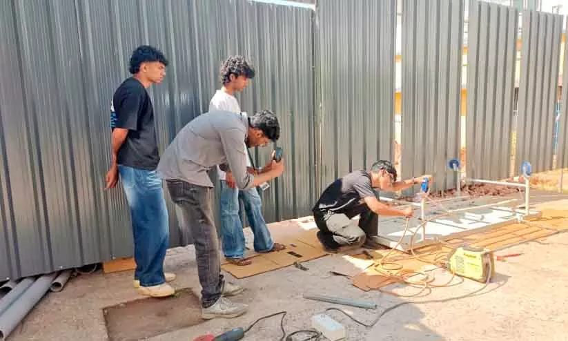 Kerala : स्टूडेंट्स ने 44.5 लाख का फर्नीचर रिपेयर किया Kerala : स्टूडेंट्स ने 44.5 लाख का फर्नीचर रिपेयर किया